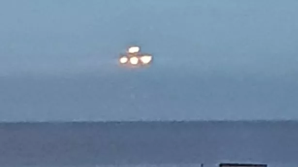 Enigma de 10 segundos: OVNI (UFO) avistado sobre el paseo marítimo de Devon antes de desaparecer misteriosamente. #UfO  #fenómenosExtraterrestres  #fascinaciónAlienígena
