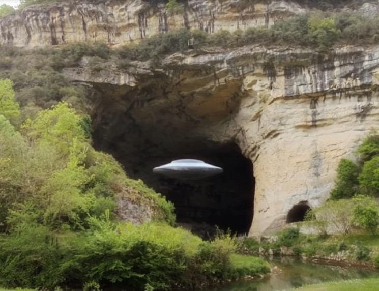 Detection of a UfO flying into a giant CAVE in the Pyrenees Mountains