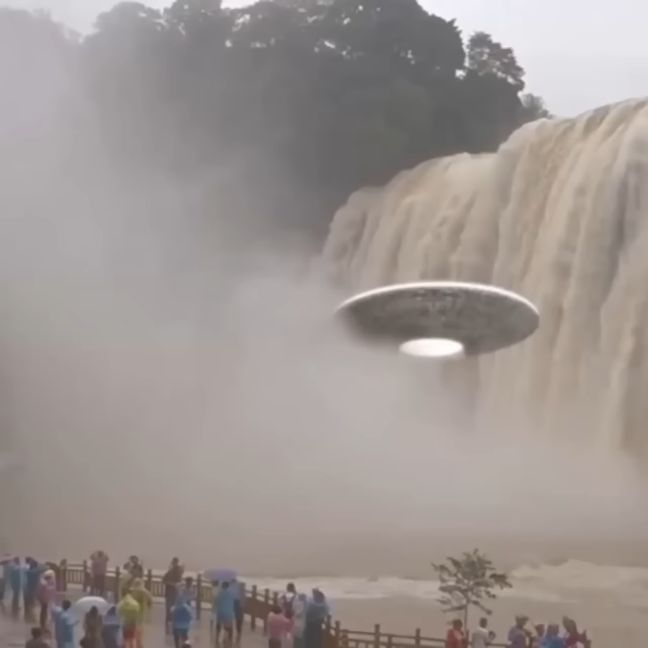 Astonished tourists Witness UFO(OVNI) Emerging from Waterfall, Unleashing Panic