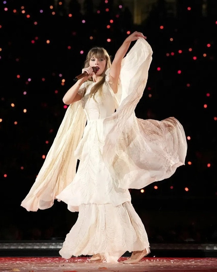 Abrᴜmɑda con Trɑjes brillantes en eƖ concierto de Taylor Swift: La multitud enloqueció con la aparición de Abrumada, luciendo trajes brillantes en el espectáculo de Taylor Swift. La exquisita combinación de colores y destellos deslumbrantes en su vestuario era simplemente cautivadora. Cada movimiento de la artista estaba resplandeciente, iluminando el escenario con una energía deslumbrante.